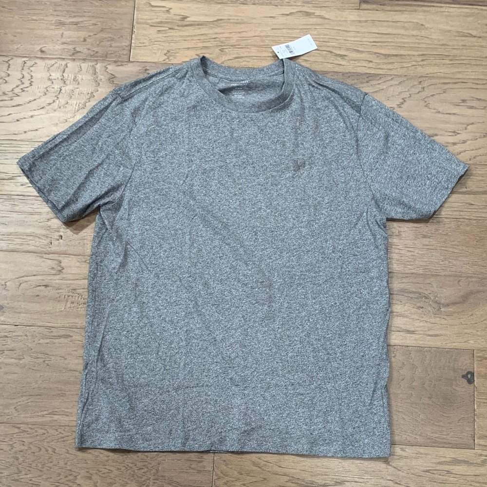 NWT American Eagle Outfitters Super Soft Standard Fit Tee Size Medium